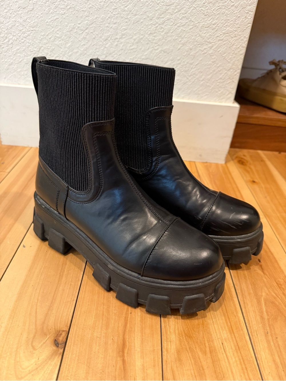 Black Chunky Chelsea Boots for Women -6.5